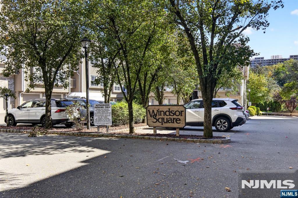 569 Windsor Drive - Photo 2