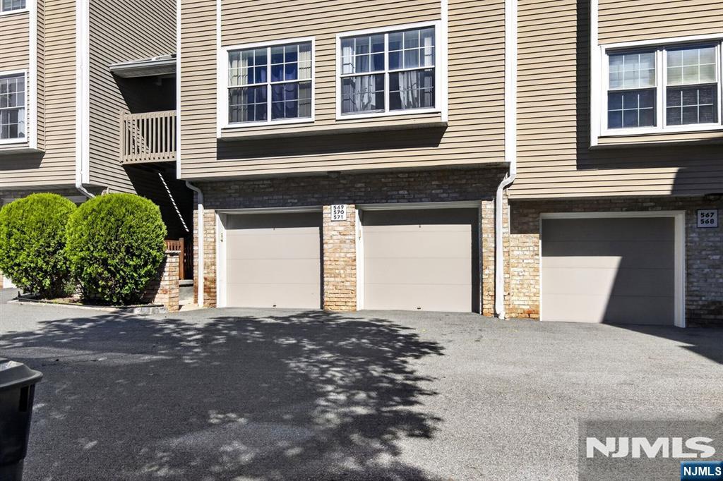 569 Windsor Drive - Photo 3
