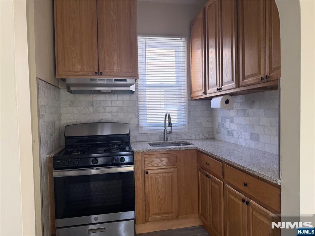 557 Gregory Avenue - Photo 2