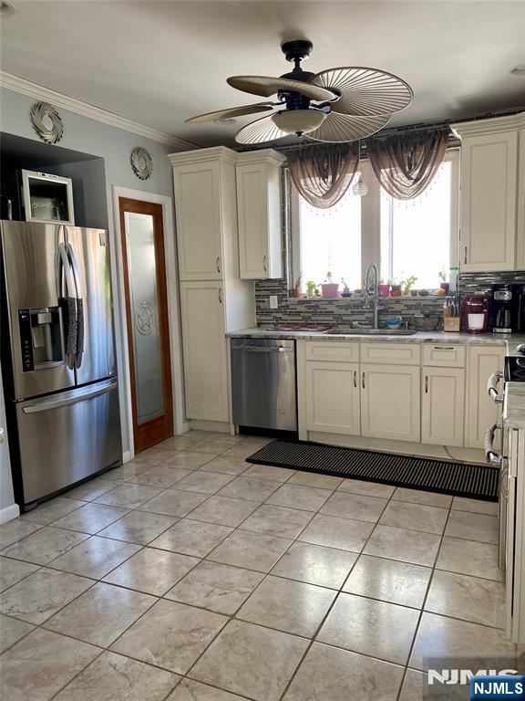 138 Pompton Avenue - Photo 3