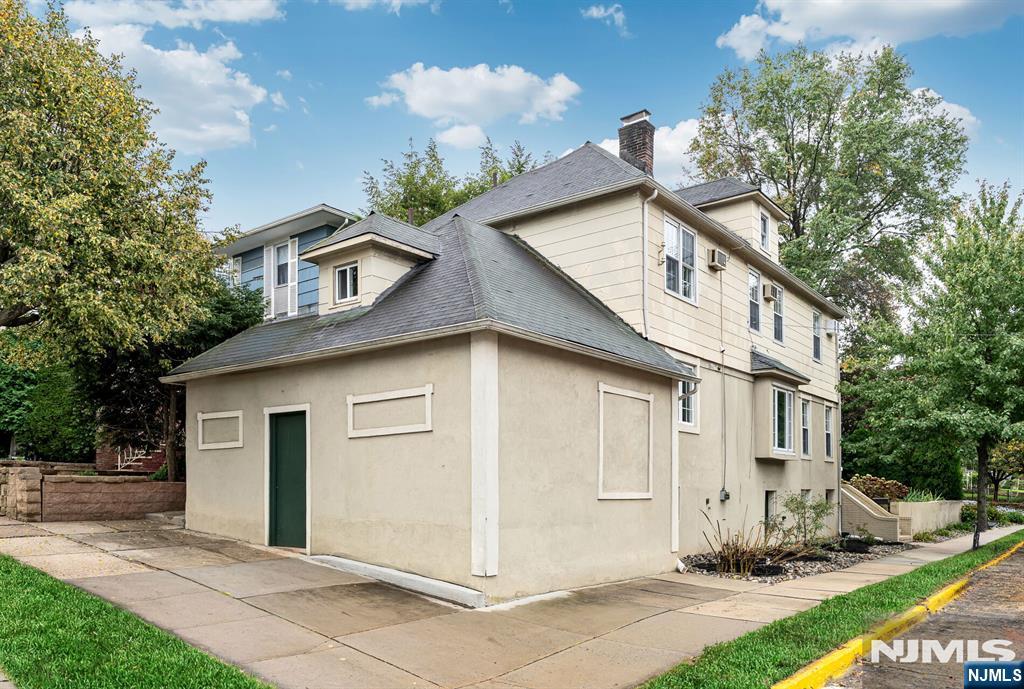 713 Lincoln Avenue - Photo 2