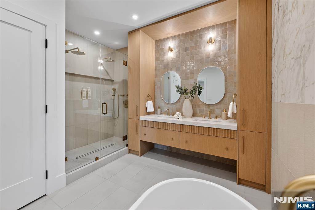 26 Collins Avenue — photo 28