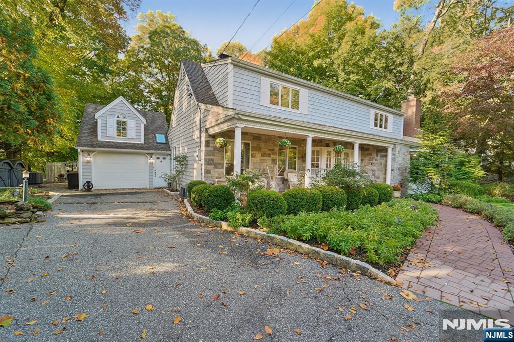 Photo 2 of Single family home for sale at 28 Parker Pl, Upper Saddle River, NJ 07458 | MLS# 26038744 | Listing updated on 2026-10-16