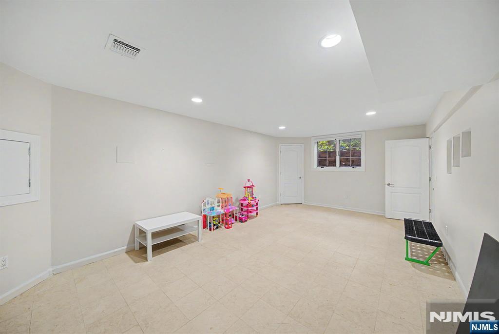 217 Lyncrest Road — photo 43