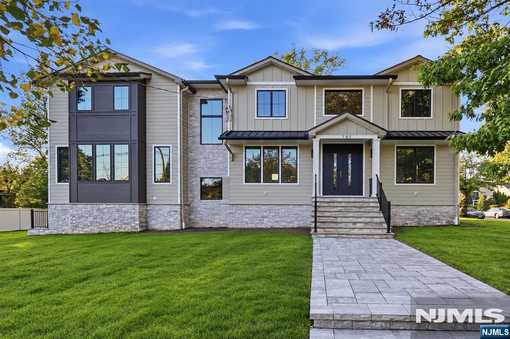 785 Summit Avenue - Photo 1