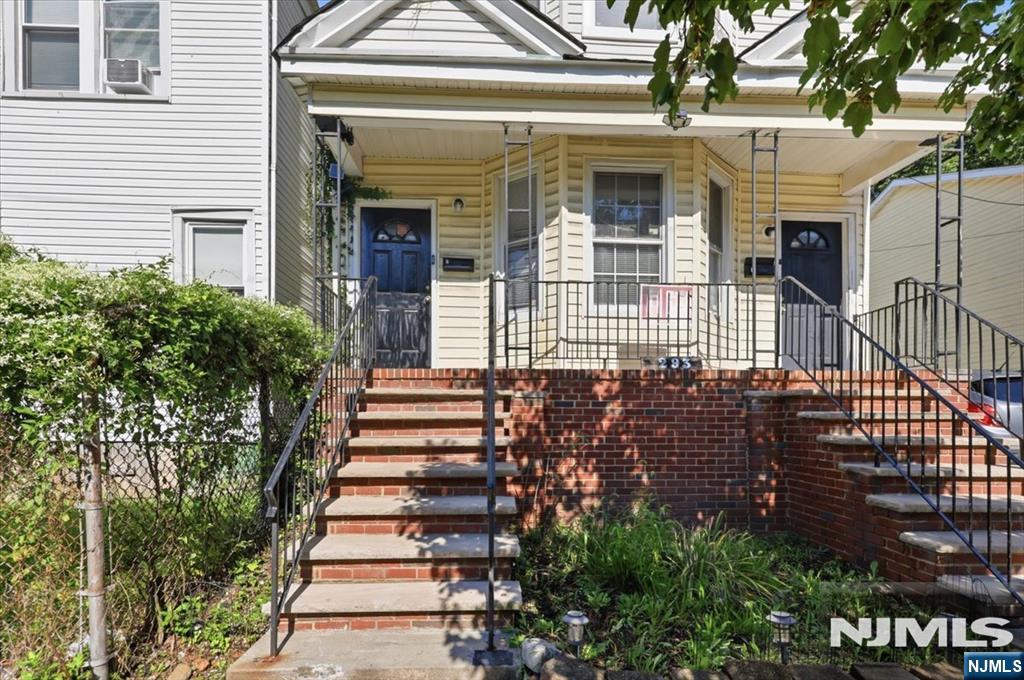 293 Ogden Street - Photo 1