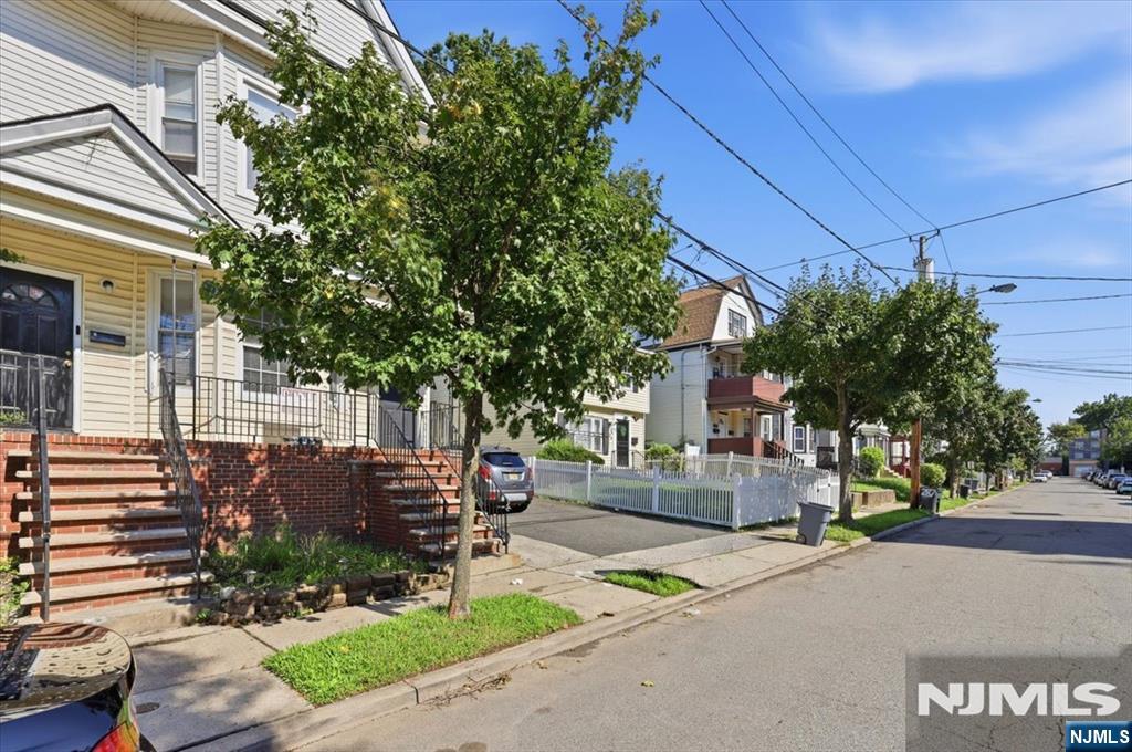 293 Ogden Street - Photo 2
