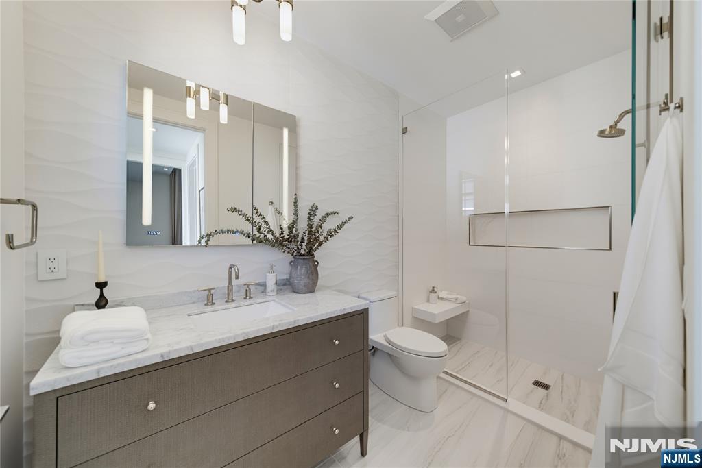 16-18 Paris Avenue #1 — photo 38