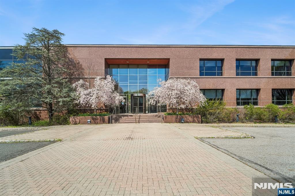 1000 Sylvan Avenue - Photo 2