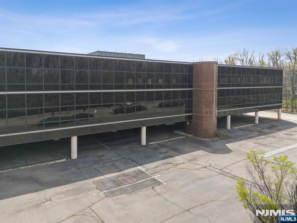 1000 Sylvan Avenue - Photo 3