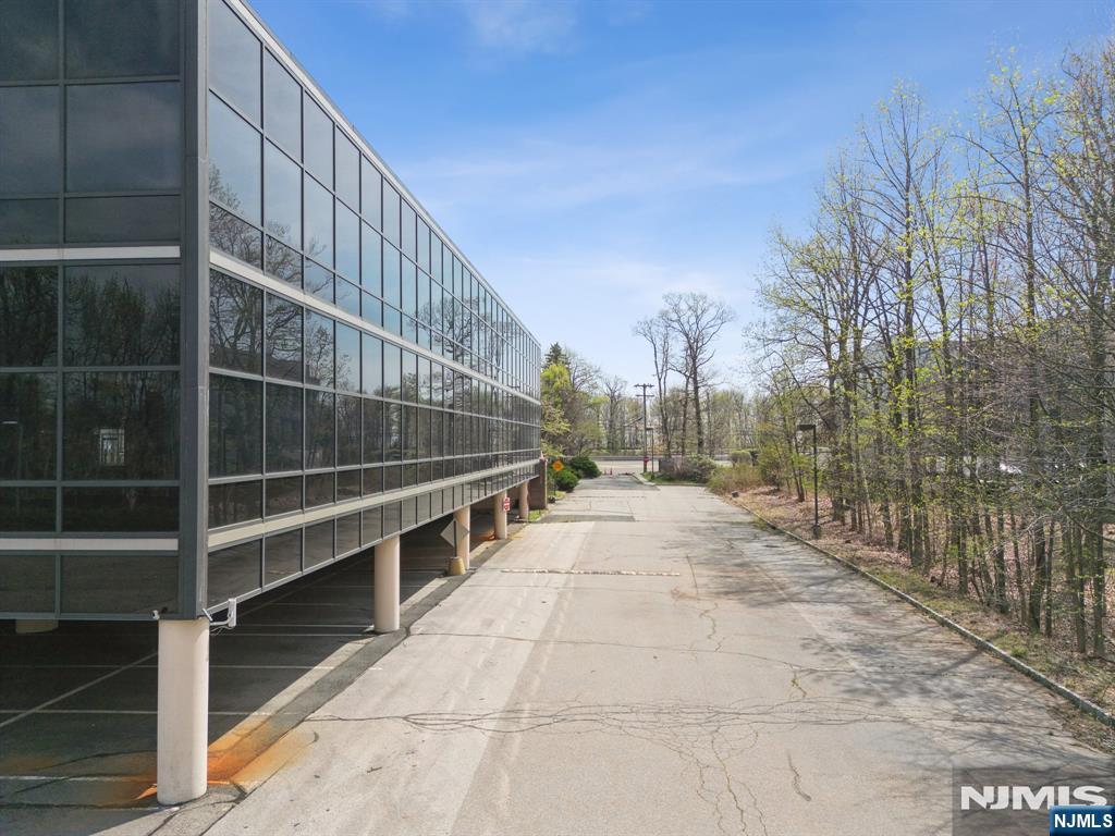 1000 Sylvan Avenue — photo 30