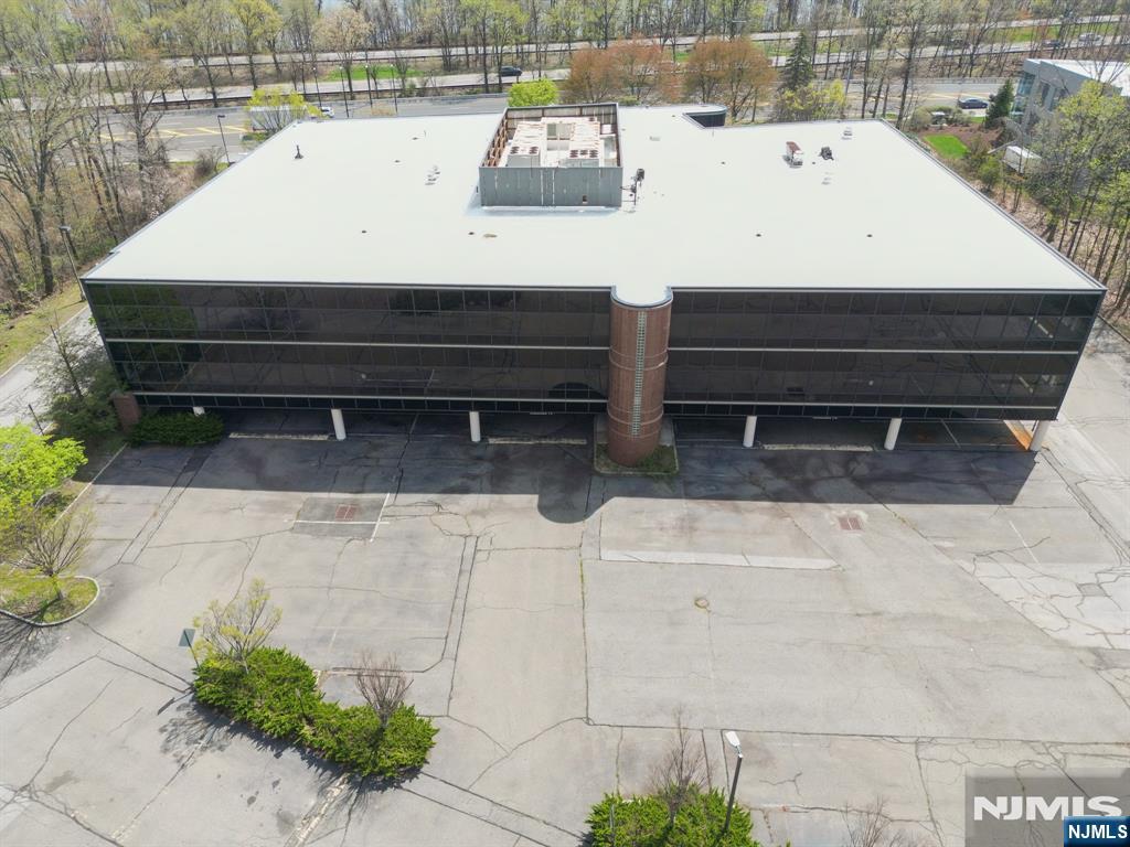 1000 Sylvan Avenue — photo 31