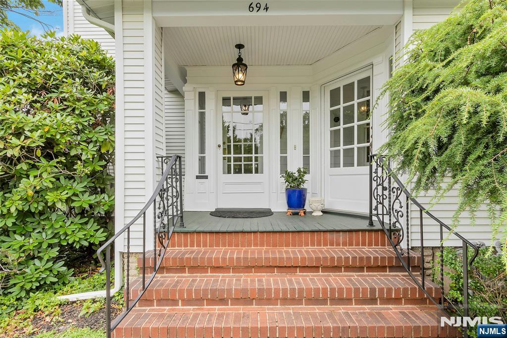 694 Lotus Avenue - Photo 3