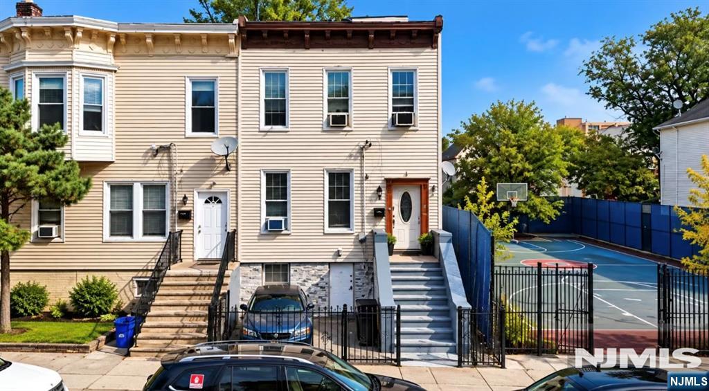 94 Van Nostrand Avenue - Photo 1