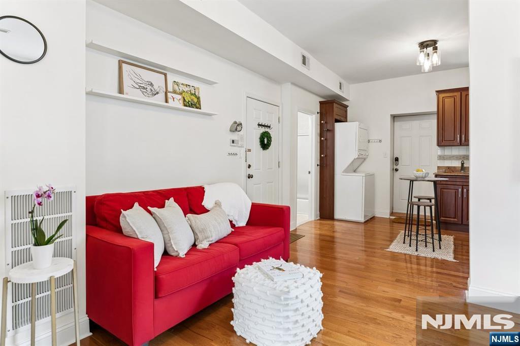 80 Bay Street 7 - Photo 1