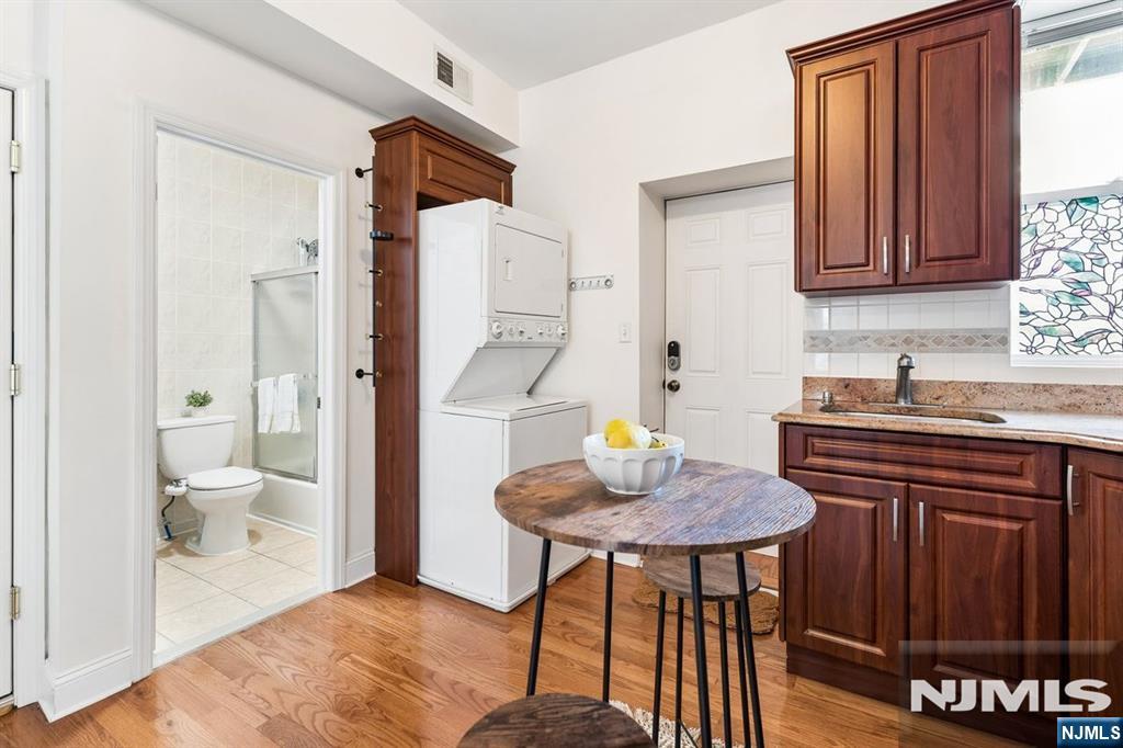 80 Bay Street 7 - Photo 3