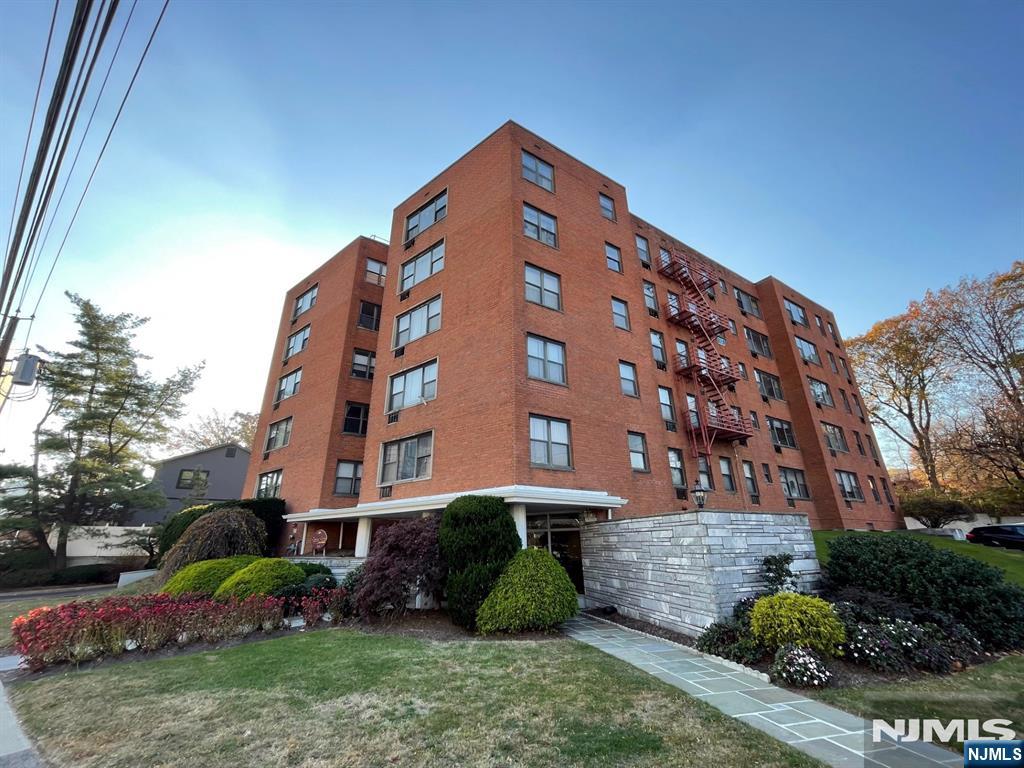 1541 Lemoine Avenue 4C - Photo 1