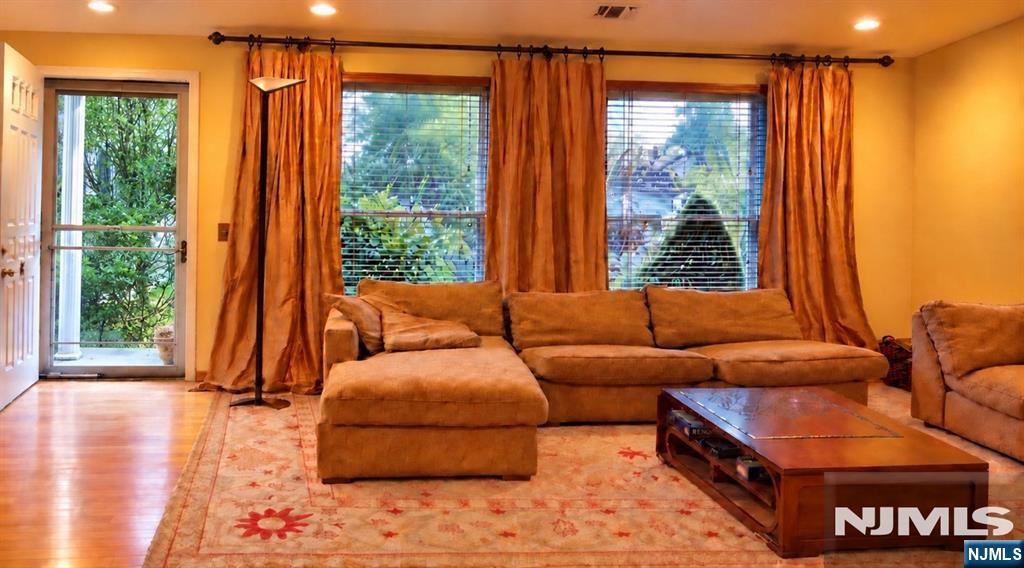 56 Hawthorne Avenue B - Photo 2