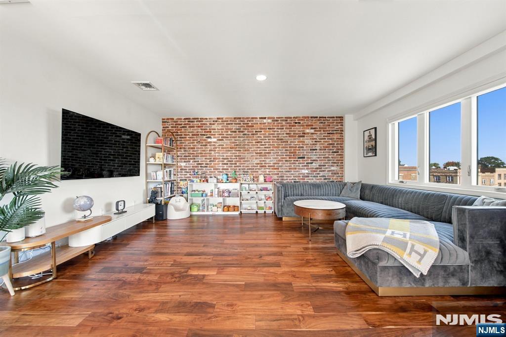 610 Anderson Avenue 3D - Photo 5