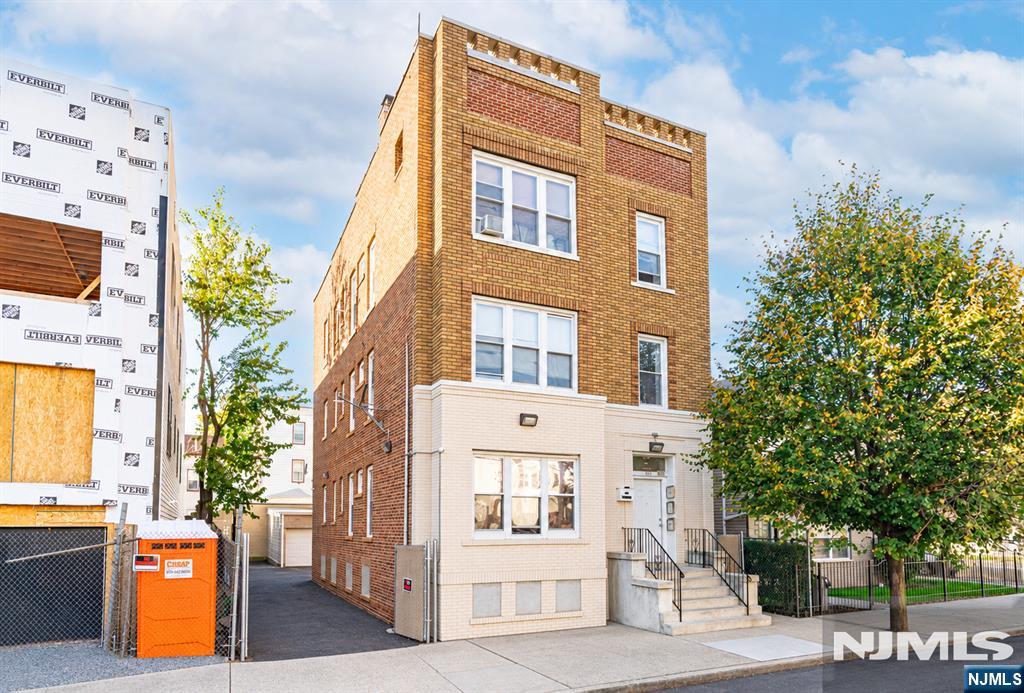617 20th Street - Photo 1