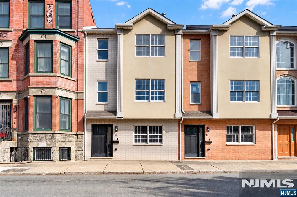 16 E Kinney Street - Photo 1