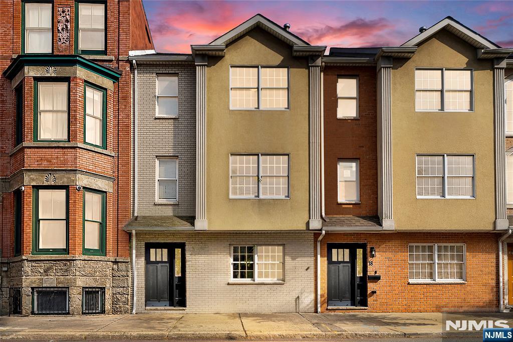 16 E Kinney Street - Photo 2