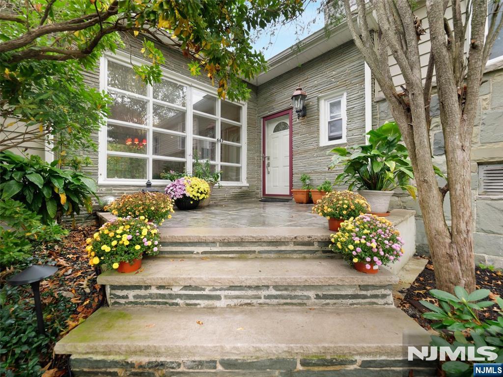 667 Brentwood Drive - Photo 2