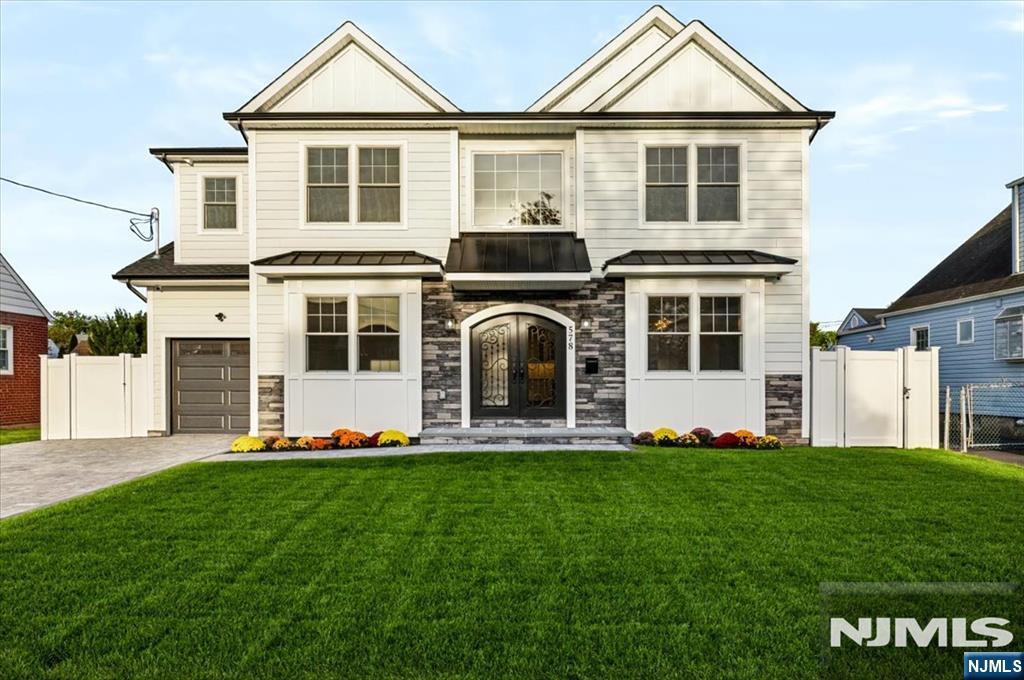 578 Pine Avenue - Photo 1