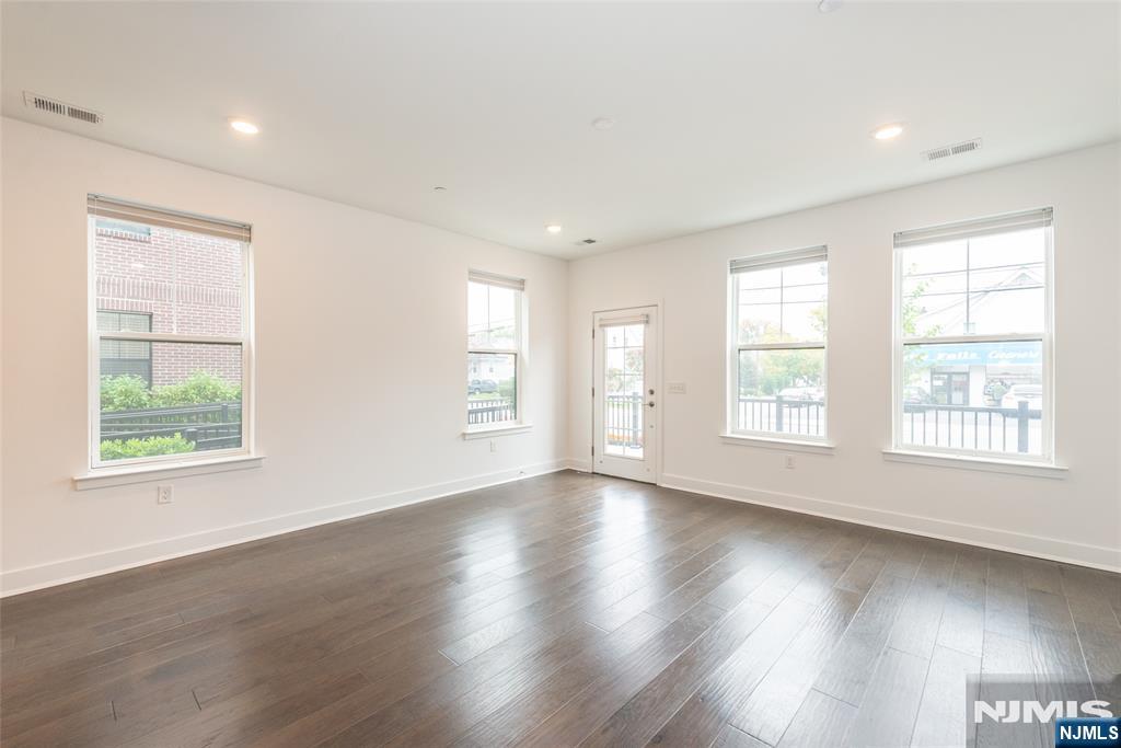 341 Main - Photo 4