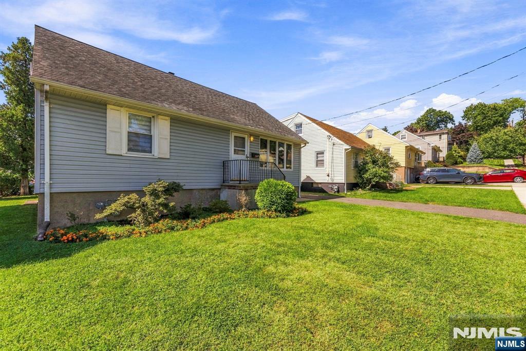 454 Lasalle Avenue - Photo 2