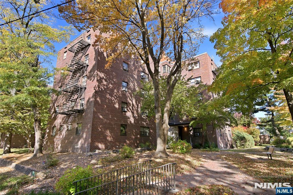 401 Park Place 1E - Photo 1