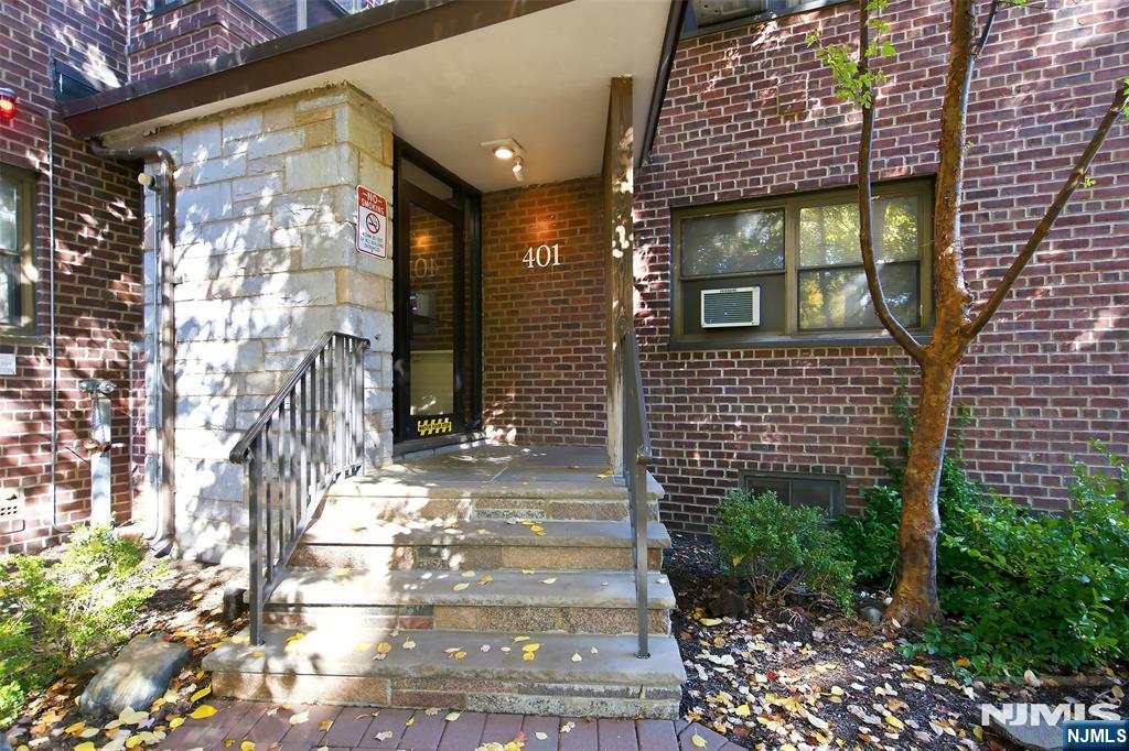 401 Park Place 1E - Photo 2