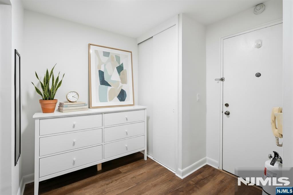 401 Park Place 1E - Photo 3