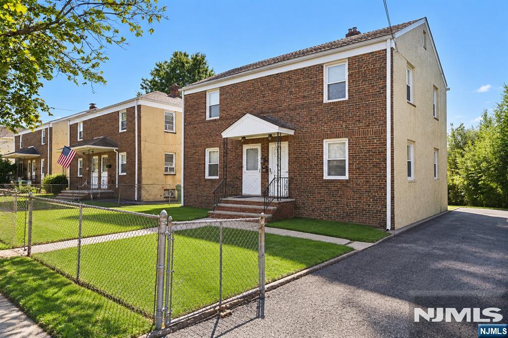 423 Spruce Street - Photo 2