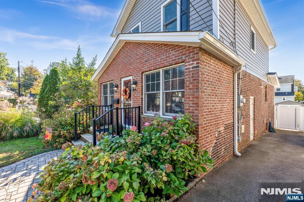 99 Raymond Avenue - Photo 2