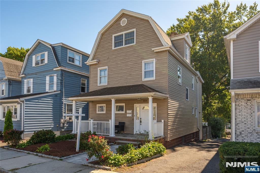 224 Montgomery - Photo 2