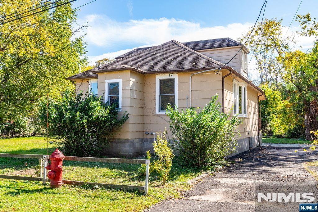 18 Riverside Drive - Photo 2