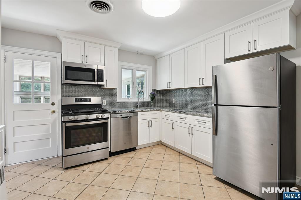 990 Washington Avenue - Photo 5