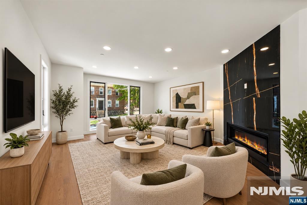 793 Inwood Terrace - Photo 3
