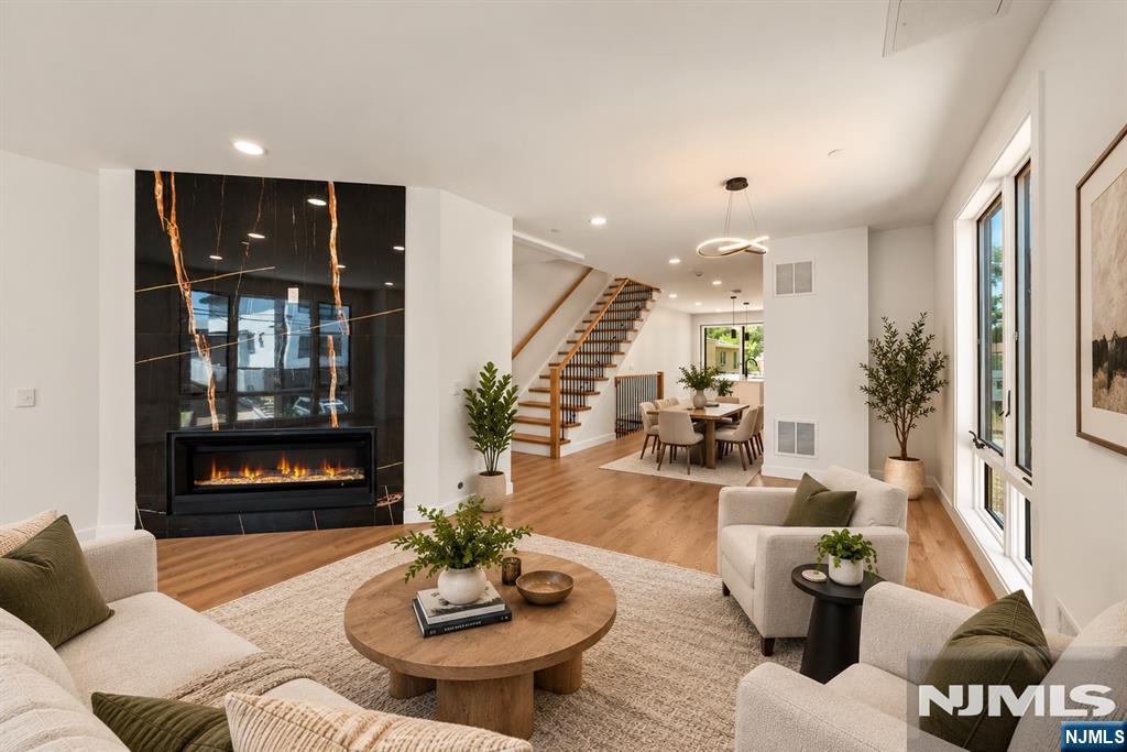 793 Inwood Terrace - Photo 4