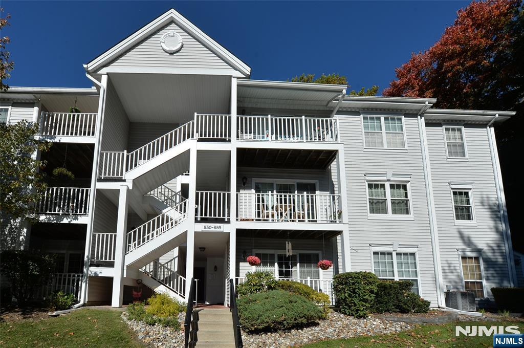 858 Juniper Way - Photo 1
